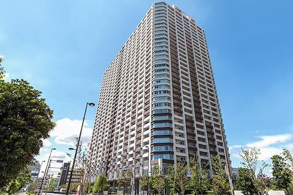 ブリリア有明スカイタワー外観２｜ブリリア有明スカイタワーは平成２２年１２月完成、３３階建てのタワーマンションです。東南側に有明テニスの森、有明コロシアムがあり、北西側に有明西学園があります。２階のロビーから学校がよく見える位置です。