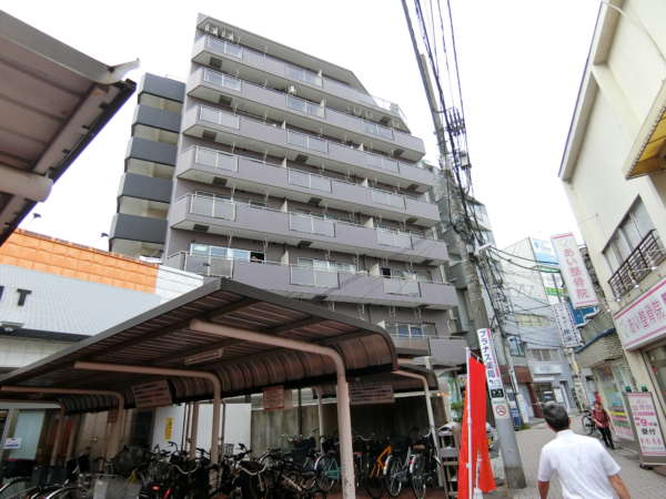 メゾン梅島外観共用部3｜南側の方が駅に近く、賑わいがあります。