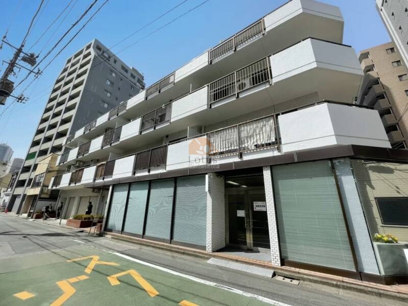 クレール本郷は文京区本郷の歴史ある街並みに、昭和57年築の6階建てマンションがしっくりと溶け込んでいます。タイル貼りの外観は風合いがあり、時の流れとともに落ち着きを増しています。駅近ながらも通りから少し奥まった静かなポジションが、都市生活の中に安らぎを感じさせてくれます。