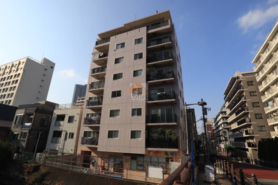 クイーンズハウス外観1｜クイーンズハウスは平成１８年築、地上８階建てのマンションです。