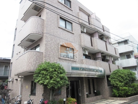 ライオンズマンション渋谷本町は、平成4年築、5階建てのマンションです。ブラウン系のタイルが整然と貼られ、年月を経ても高級感を保っています。周囲の戸建てと調和しつつも、落ち着いた存在感を放っています。