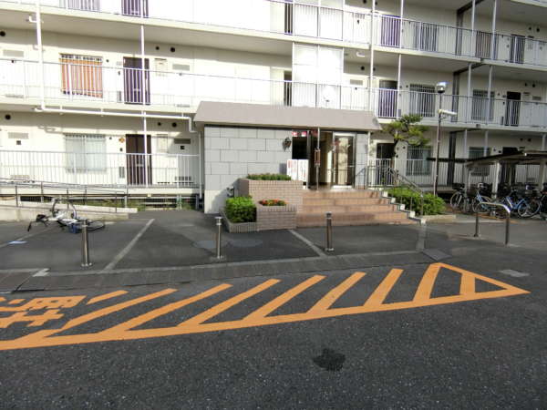 東大島ハイライズ外観共用部9｜サブエントランスです。こちらはどちらかというと、こじんまりしています。