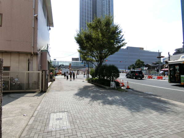 晴海テラスアプローチ6｜駅を出ますと、清澄通りを南西に向かいます。この先に橋があります。この橋もずっと工事をしてますね。「環二通り」の陸橋の下をくぐります。