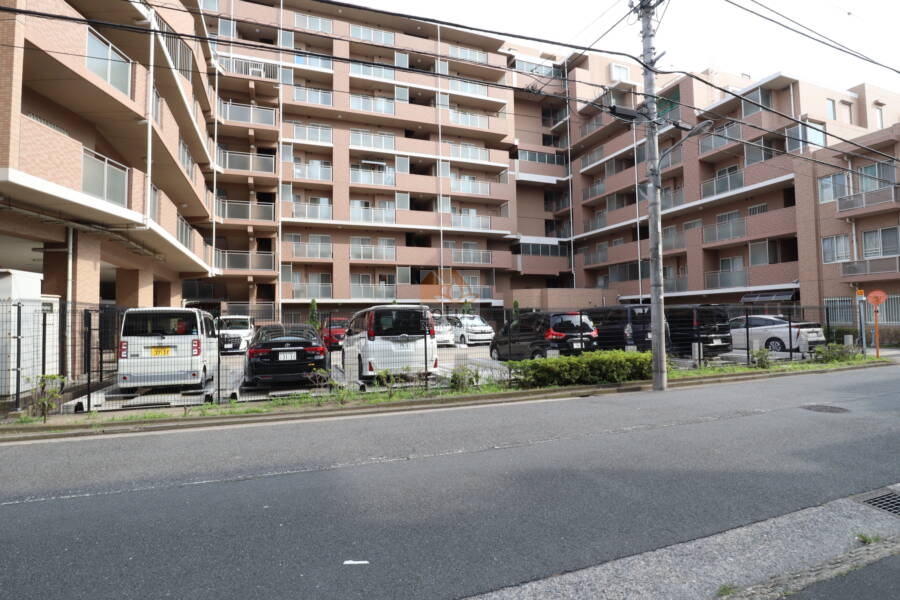 デュークコート小岩共用部1｜デュークコート小岩マンションの共用部1：共用廊下が写っており、各階の動線がわかりやすく整理されています。