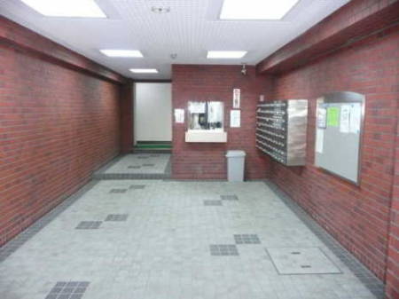 共用ホールは清掃が行き届き、落ち着いた色調でまとめられており、生活に安心感を与えます。