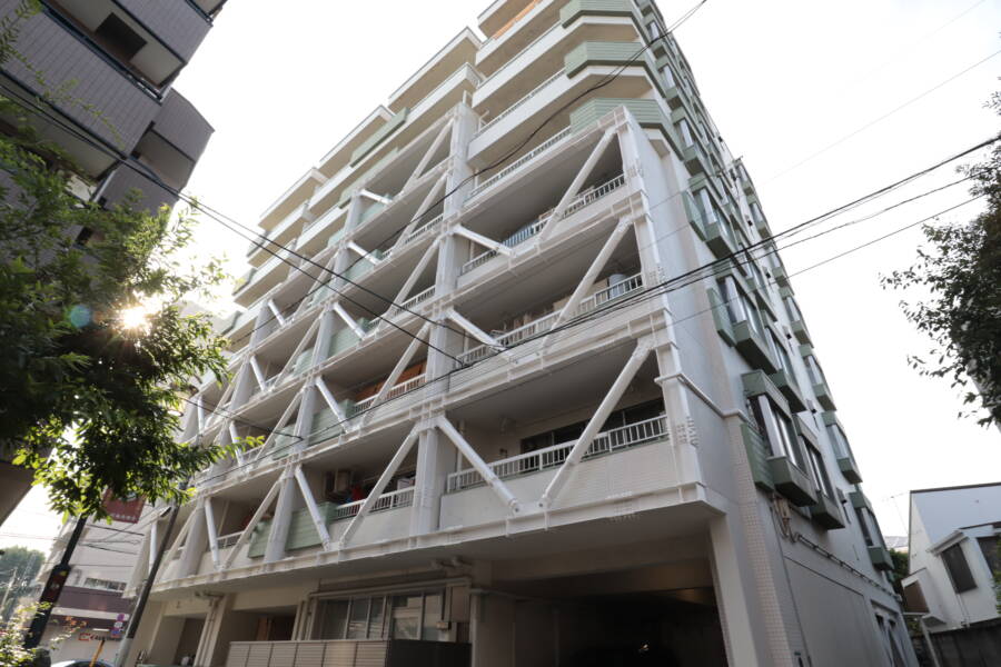 ライオンズマンション荻窪は、昭和48年築、8階建てのマンションです。