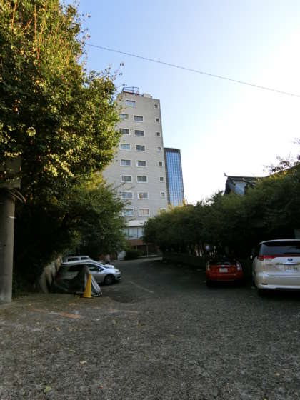 春日タウンホーム外観共用部8｜春日タウンホームは１１階建てのマンションです。神社の境内にあります。