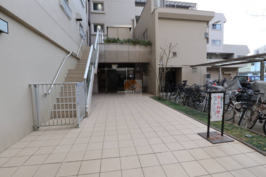 大生新小岩ハイツエントランス1｜アプローチは奥行きがあります。