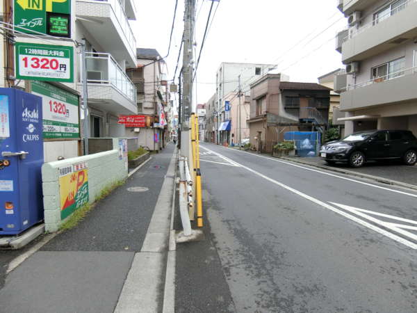 シーアイマンション新小岩親水公園アプローチ5｜通りを渡ると、すぐの場所は賑やかな感じですが、通りを進むと住宅系の色合いが増してきます。商住混在の街並みです。