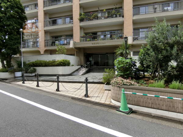 中野本町マンション外観共用部7｜エントランスは表通りにあり、見通しの良いロケーションです。建物の真ん中に堂々とした印象をうけます。