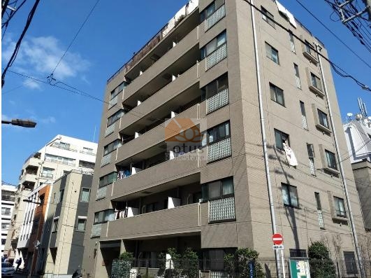 明るい外観が印象的です。街並みに馴染む落ち着いた雰囲気に感じます。駅徒歩3分という立地らしく、建物周辺の生活動線が短くて、暮らしやすそうに見えました。グランベル上野の杜は、平成10年築、8階建てのマンションです。昭和通りから一本入った静かな住宅街です。入谷駅が近いです。鶯谷駅、上野駅も徒歩圏内です。