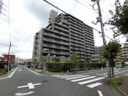 ファミール亀有弐番館外観共用部2｜敷地は三方向の道路に囲まれていて開放的な空間構成でした。