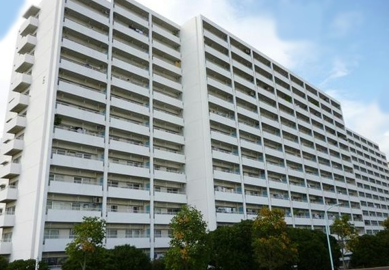 なぎさニュータウン六号棟外観｜６号棟は「なぎさ健康サポートセンター」に隣接しています。区の子育て・福祉の総合施設です。