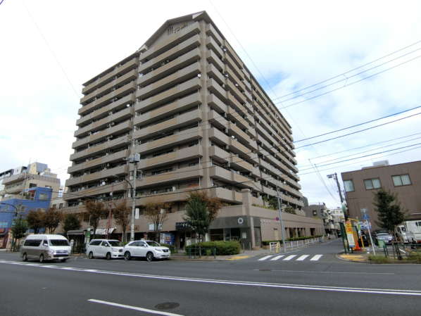 藤和菊川ホームズ外観・共用部11｜通りの反対側の少し離れたところから撮影した写真です。藤和菊川ホームズのサイズ感がご確認いただけます。