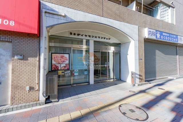 曳舟ダイヤモンドマンションエントランス２｜エントランスは曳舟たから通りに向いています。