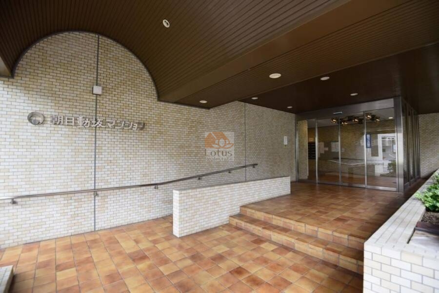 朝日動坂マンションエントランス3｜朝日動坂マンションのエントランス3では、正面に館銘板「朝日動坂マンション」の文字が確認でき、来訪者にも視認性の高い設計です。