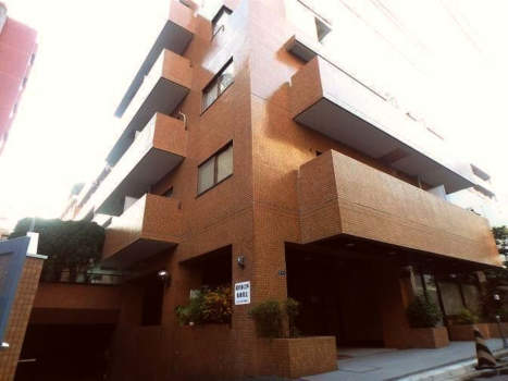 カルム六本木の建物外観は、煉瓦調タイルで一貫された意匠が特徴です。
直線で構成されたバルコニー群が段状に張り出し、六本木の密集地においても独自のリズムを生んでいます。築年数を重ねながらも、街区との調和を保つ構造美が印象的です。