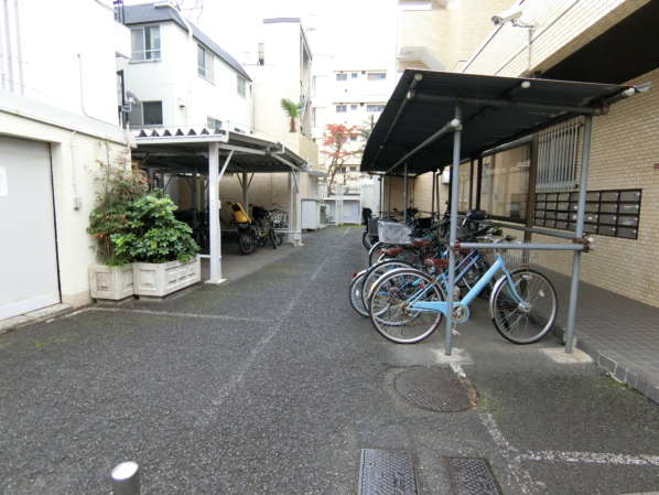 ライオンズマンション方南町外観共用部8｜住宅地型マンションなので、ゴミスペースと駐輪場にはゆとりがあります。