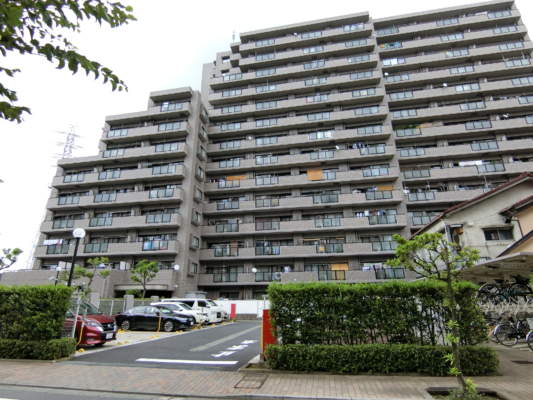 ファミール亀有弐番館外観共用部7｜ファミール亀有弐番館は平成８年築の１４階建のマンションです。「亀有」駅から徒歩６分、北口から商店街を抜けていくとすぐです。