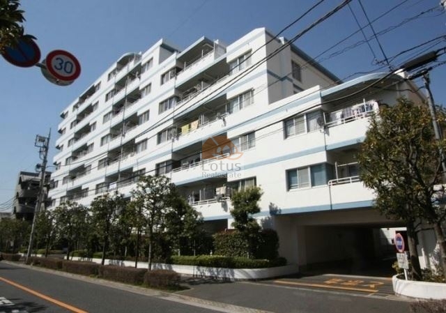 モアステージ一之江外観 (1)｜緑を添えたエントランスまわりが印象的です。 住宅街の落ち着きの中に、ゆとりある外構設計が、住まう人の品位をそっと引き立てています。