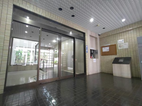 サンコート池袋エントランス２｜エントランスはオートロック付きで安心です。