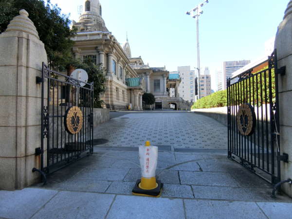 中銀築地マンシオンアプローチ3｜築地本願寺の門があります。
