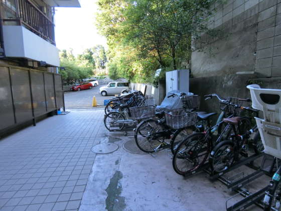 春日タウンホーム外観共用部5｜マンションのエントランスの脇が駐輪スペースとなっていました。