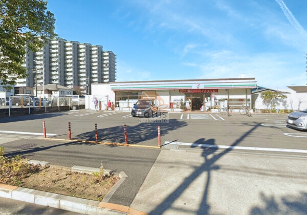 セブン-イレブン 足立六木１丁目店｜徒歩4分に「セブン-イレブン 足立六木１丁目店」があります。