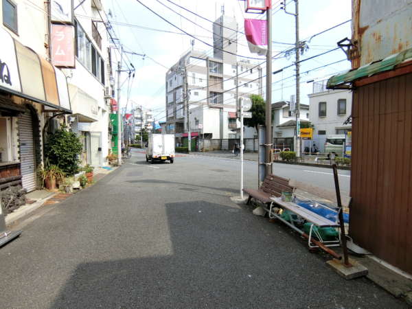 上高田四丁目団地アプローチ（新井薬師前）6｜駅をでるととすぐ路地にあたりますから左に進みます。ほどなくバス通りにでます。