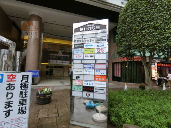 イーストヒル町屋外観共用部8｜じっさいのところ、イーストヒル町屋は京成線の駅舎を出ると目の前にある建物で、ランドマーク的な建物です。