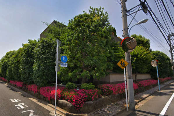 プレステージ浜田山外観１｜植樹が施され管理の良さが伺えます。