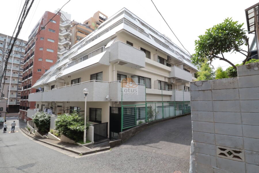 インペリアル音羽フラット外観4｜音羽通りから入った立地で、静かです。
