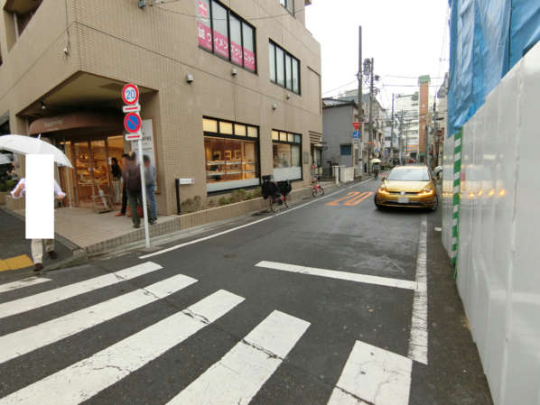 東海文京マンションアプローチ2｜駅を出ますと、ベーカーリーショップを右手に見ながら、飯田橋方面に向かって進みます。