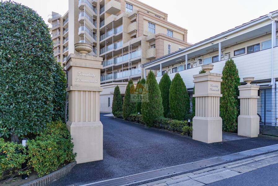 グランシティ金町アプローチ｜落ち着いた雰囲気と重厚感のあるデザインです。