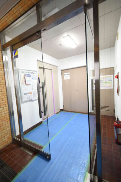 スターハイツ台東外観共用部5｜エントランスの先にエレベータホールがあります。