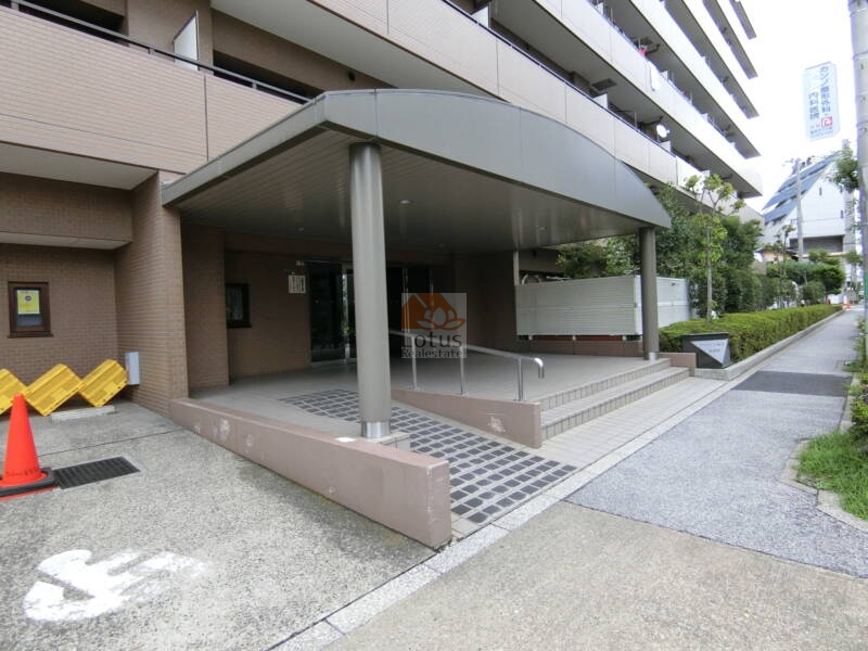 ファミール亀有壱番館外観共用部4｜エントランス周りは堂々としたしつらえになっています。