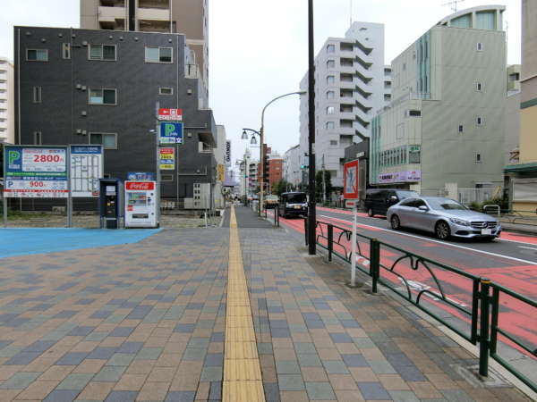 プチモンド新宿アプローチ4｜大久保２丁目の交差点を渡るとすぐ右折です。右折をするとすぐ路地に出ますからそこは左折です。
