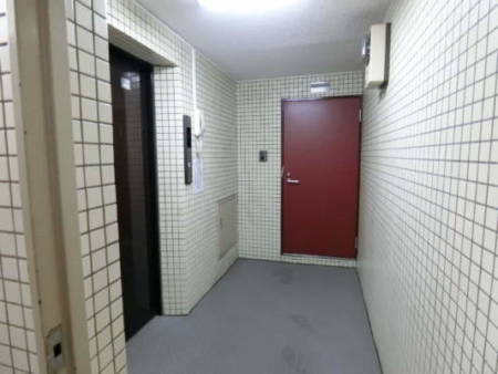 パレドール西荻窪外観共用部5｜エレベータホールは白いタイルなんですね。