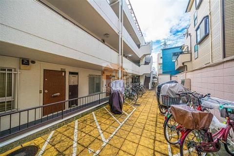 キャッスルマンション梅田駐輪｜しっかり整備された屋外駐輪場が用意されています。 通勤や通学にも便利な環境が、安心の足元から支えてくれます。