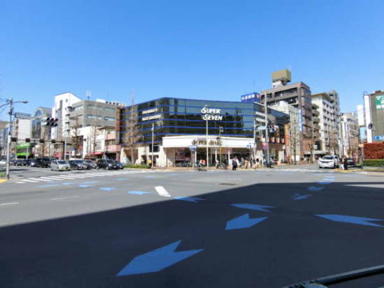 ダイナシティ新中野アプローチ5｜途中、新青梅街道・中野通りが交差する「杉山交差点」をパスします。名前の通り杉山公園があり、天気の良い休日は多くの人がくつろいでいます。