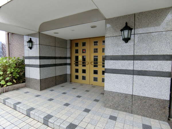 ダイアパレス東陽町２外観共用部1｜エントランスは見通しが良い通りの方に面しています。