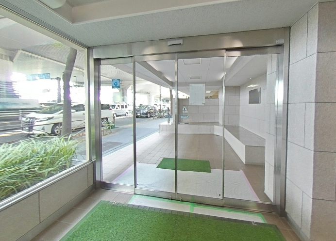 ライオンズマンション松原エントランス２｜甲州街道に面した立地です。
