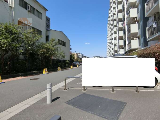 北砂四丁目住宅外観共用部33｜駐車場は南側の大通り側から入ります。大型のものが設置されています。