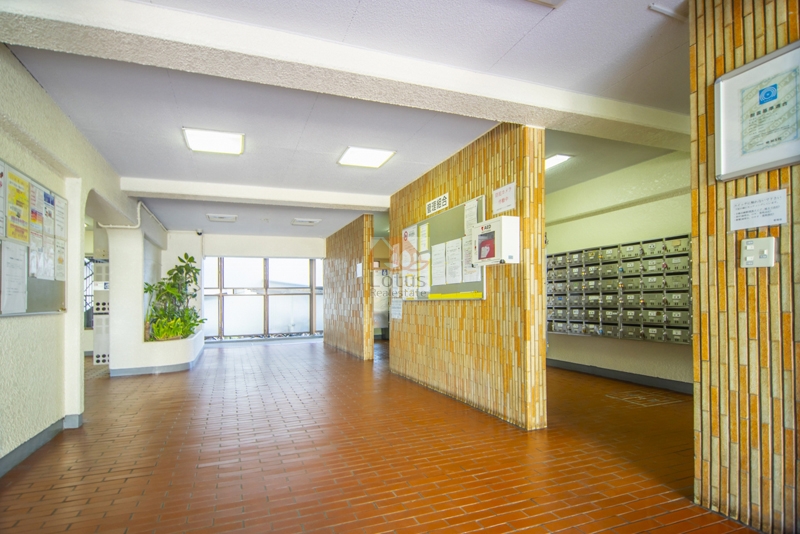 日商岩井亀戸マンション共用部2｜エントランスホールもゆとりのある空間ですね。管理組合の連絡網も見えます。
