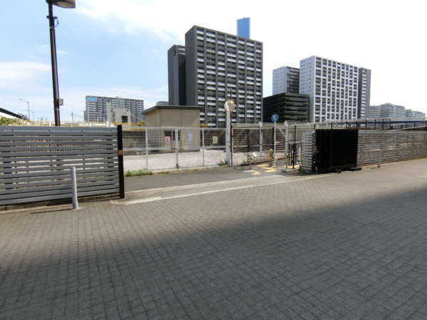 晴海テラスアプローチ2｜東京タワーズの敷地の脇は公開空地になっていますから、このルートで、「朝潮小橋」を通ることができます。