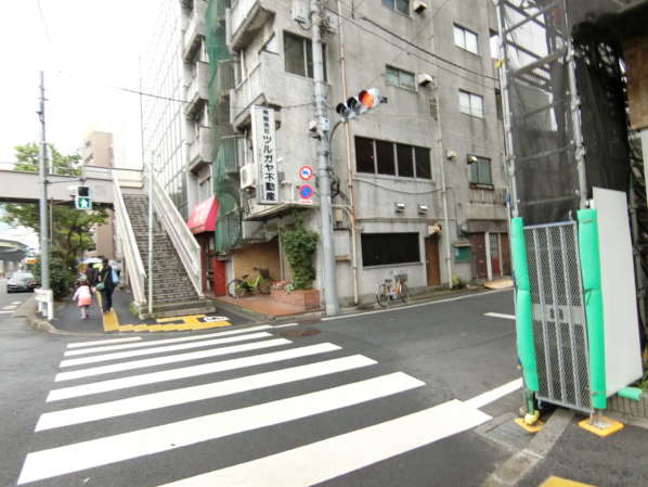 東海文京マンションアプローチ3｜パン屋さんのあった交差点のつぎ、２つ目の角を曲がります。名もない交差点です。
