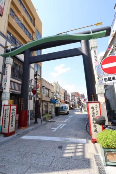 香取神社｜駅からの途中には香取神社の参道入口があります。賑わいを感じさせます。