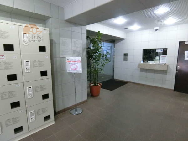 ライオンズガーデン新宿外観共用部5｜宅配ボックス設置済み、オートロック付きです。