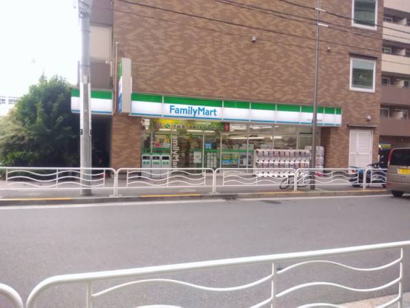 マンションのメインエントランスの前にはコンビニもあります。