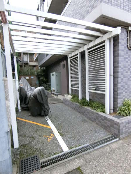 メインステージ瑞江外観・共用部9｜敷地内には駐輪場とバイク置き場もあります。